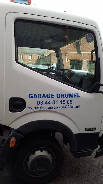 Cabine d’un camion portant l’inscription Garage Grumel à Auteuil